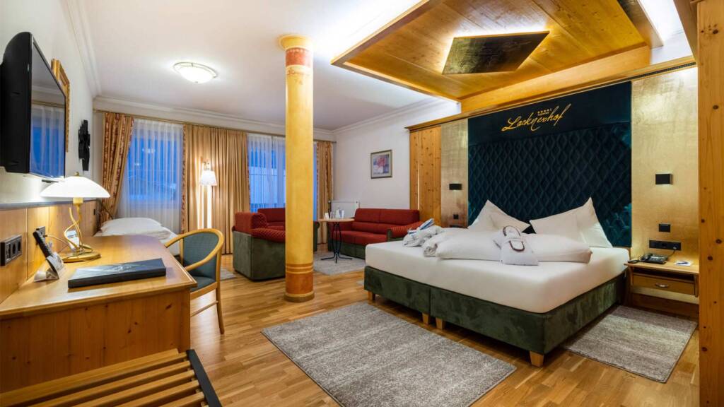 Einblick in ein gemütliches Zimmer einer Suite des Schlosshotels Lacknerhof in Flachau