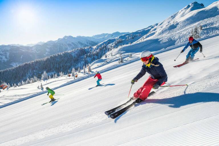 Gruppe Skifahrer beim Carven im Skigebiet Flachau