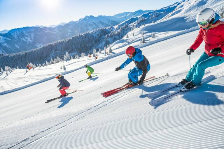 Familie beim Skifahren in Flachau in der Ski Amadé